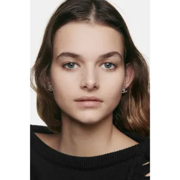 283-les-beiges-healthy-glow-foundation-hydration-and-longwear-b20-chanel-b20-3.webp LES BEIGES Healthy glow foundation hydration and longwear B20 | CHANEL B20